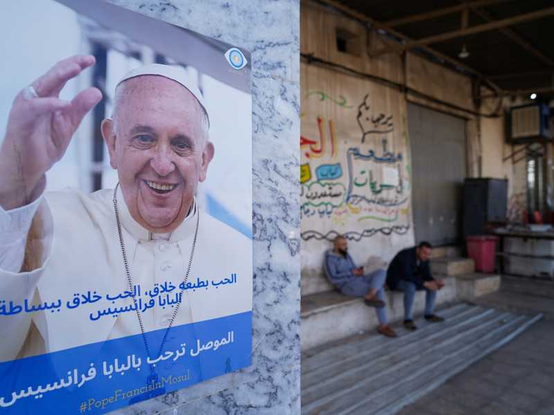  Un manifesto che celebrare la visita di Papa Francesco in Iraq nel 2021 (foto Getty)