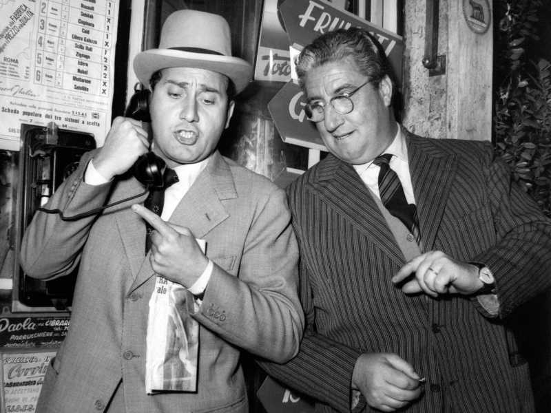 Alberto Sordi e&nbsp;Mario Carotenuto&nbsp;nel film &ldquo;Un eroe dei nostri tempi&rdquo;, 1955 (foto Getty)