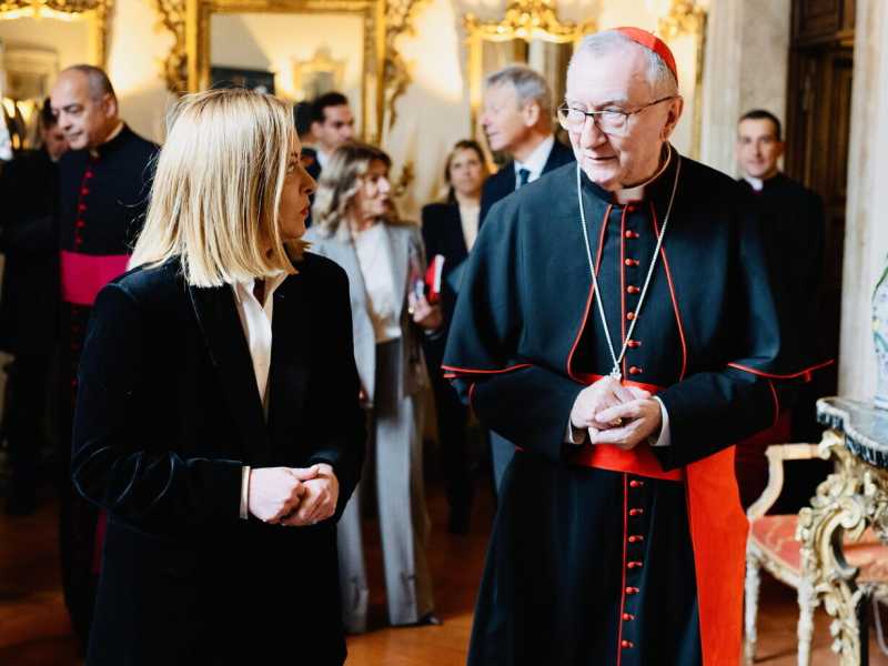 FdI sogna Papa Parolin, l’anti Zuppi: “Sarebbe una grande scelta”