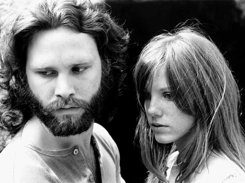 Jim Morrison e Pamela Courson, una relazione fusionale, ma che si uniformava ai dettami della controcultura hippie sull&rsquo;amore libero (foto Getty)