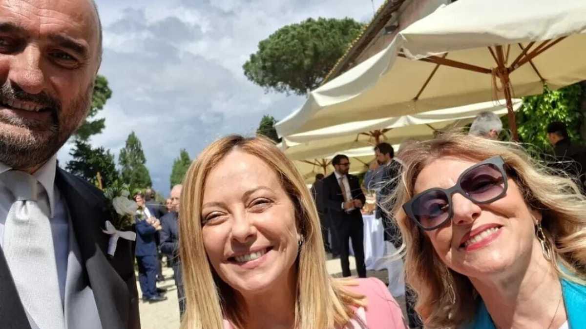 Immagine di Le feste di Meloni: tra un matrimonio di partito il 25 aprile e l'annuncio di 1,2 miliardi per il 1° maggio