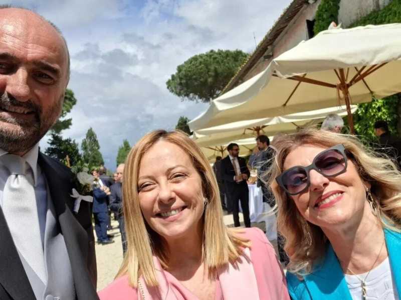 Le feste di Meloni: tra un matrimonio di partito il 25 aprile e l'annuncio di 1,2 miliardi per il 1° maggio