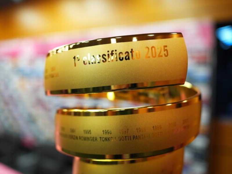 Il Trofeo senza fine, il premio che viene dato al vincitore del Giro d'Italia (foto LaPresse)