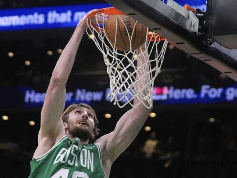Una schiacciata di Luke Kornet dei Boston Celtics (foto Ap, via LaPresse)<br />&nbsp;<br />