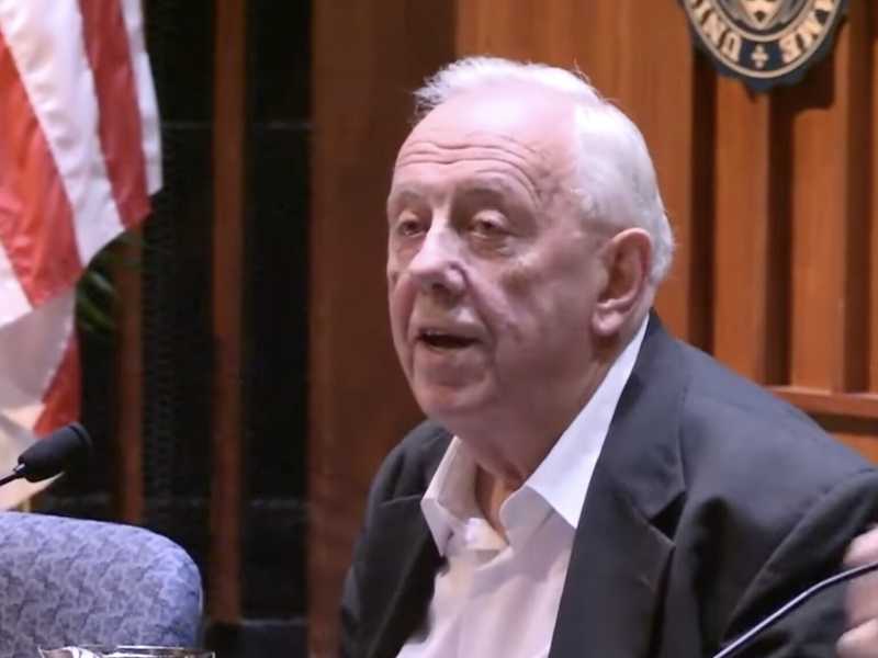  Alasdair MacIntyre nel 2012 (da un video di Nicola Center for Ethics and Culture)<br />