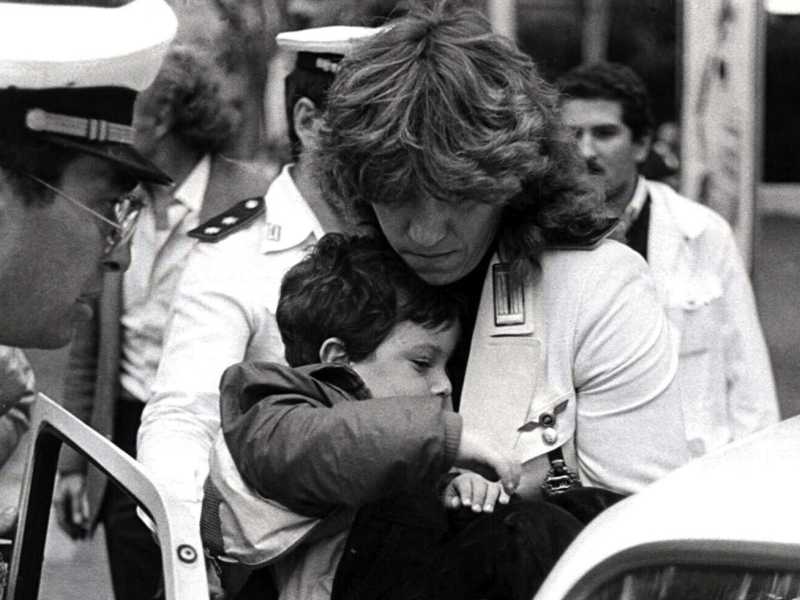 Jonathan Pacifici, uno dei bambini feriti nell'attentato alla sinagoga, tra le braccia di una vigilessa (foto Ansa/Massimo Capodanno)