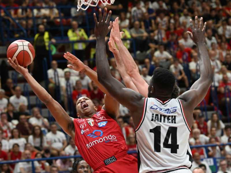 Un'immagine della finale scudetto della scorsa stagione tra Olimpia Milano e Virtus Bologna (foto Ansa)<br />