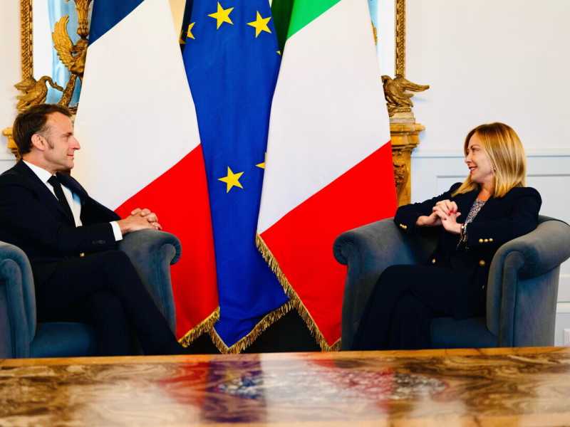 E a cena tra Meloni e Macron spunta Fazzolari, il falco anti Parigi. Segno che forse il passato è alle spalle