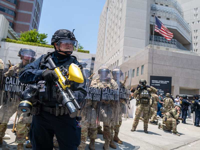 Agenti del LAPD e soldati della Guardia Nazionale nel centro di Los Angeles (Foto di Spencer Platt/Getty Images)&nbsp;<br />