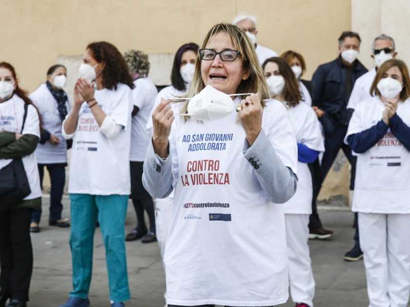&nbsp;Un flash mob nella giornata nazionale contro la violenza verso medici e infermieri nel 2022 - foto Ansa