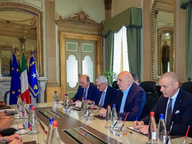 Il ministro della Difesa Guido Crosetto e al suo fianco il direttore dell'Aise Giovanni Caravelli&nbsp;