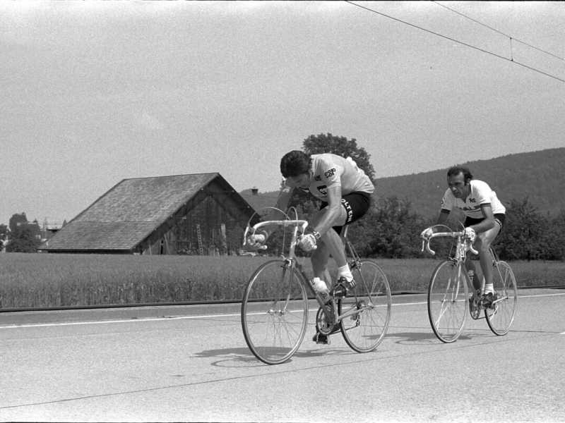 Eddy Merckx con a ruota Louis Pfenninger al Giro di Svizzera 1974 (foto di Sigi Maurer per RDB via Getty Images)<br />