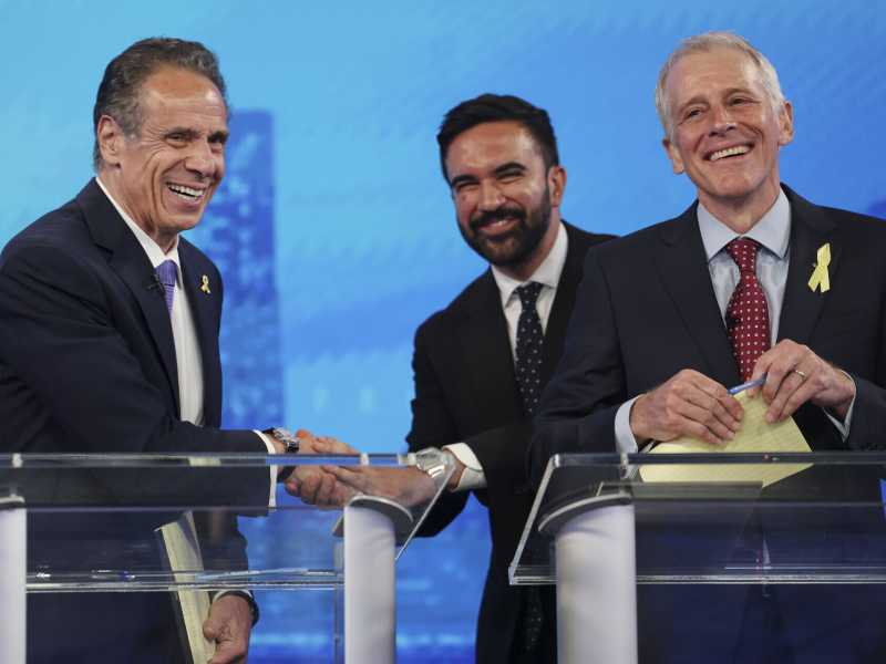 Andrew Cuomo, a sinistra, stringe la mano a Zohran Mamdani (Foto di Yuki Iwamura-Pool/Getty Images)&nbsp;<br />