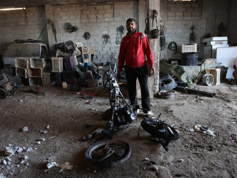 Khaled Diyab davanti ai resti di un drone iraniano precipitato sulla sua casa di Inkhil (foto Ali Haj Suleiman)<br /><br />&nbsp;<br />
