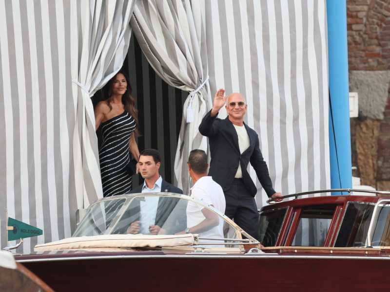 Jeff Bezos e Lauren Sánchez a Venezia per lo sposalizio (foto Getty) <br />