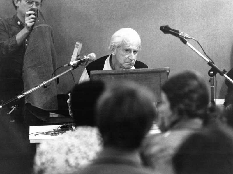 Herbert Marcuse all'Università di Vincennes nel 1974 (foto Getty)