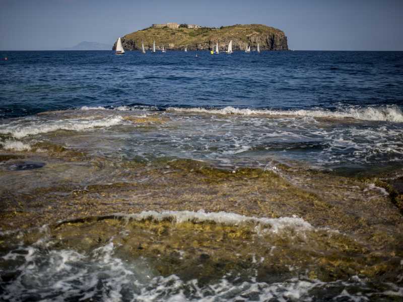 L'isola di Santo Stefano con il suo carcere borbonico vista dalla spiaggia del Faro a Ventotene (foto Getty)<br />&nbsp;<br />