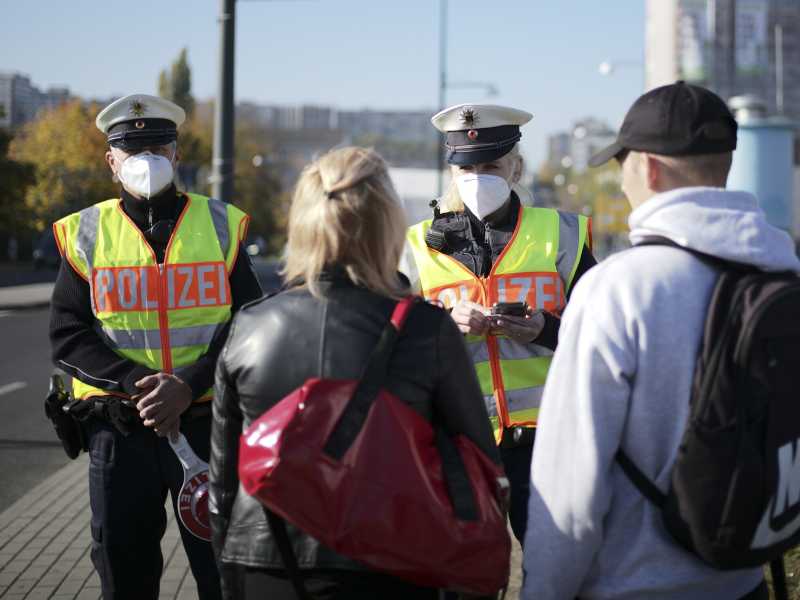 Controllo della polizia tedesca al valico di frontiera di Francoforte (LaPresse) <br />