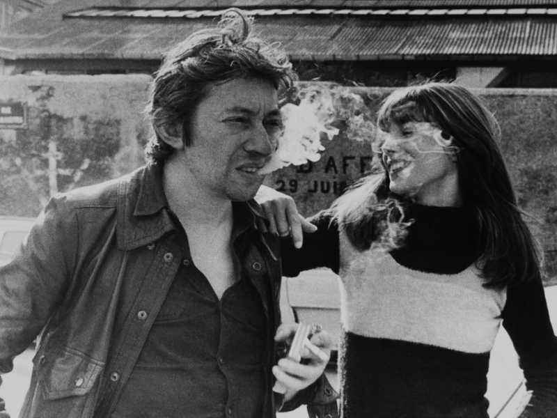 Jane Birkin e Serge Gainsbourg a Parigi nel ’76 (foto Getty) <br />