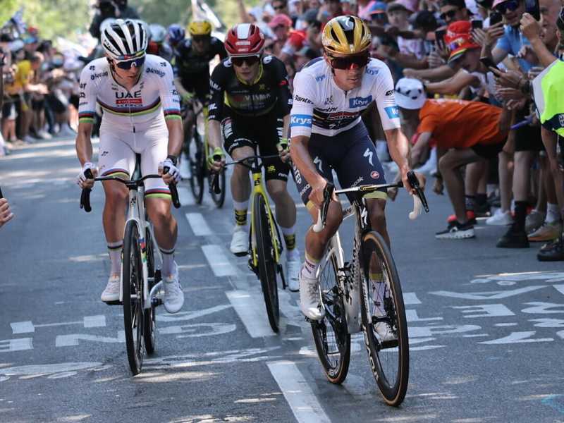 Remco Evenepoel, Tadej Pogacar e Jonas Vingegaard da soli al comando verso l'arrivo di M&ucirc;r-de-Bretagne (foto Epa, via Ansa)<br />