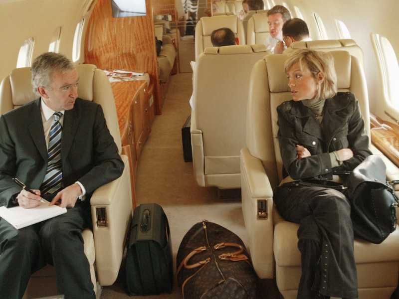 Bernard Arnault e la moglie in viaggio sul loro aereo nel 2004 (Getty Images) <br />