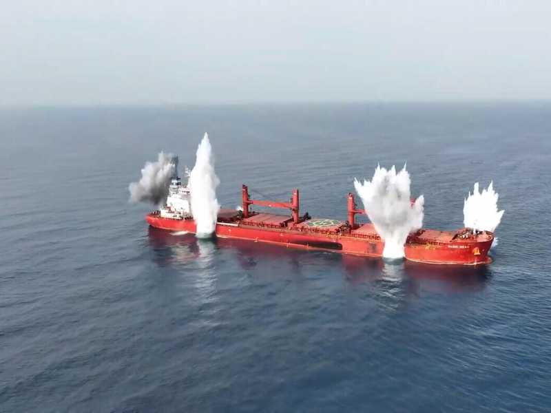 &nbsp;L'affondamento della nave cargo Magic Seas (foto Getty)