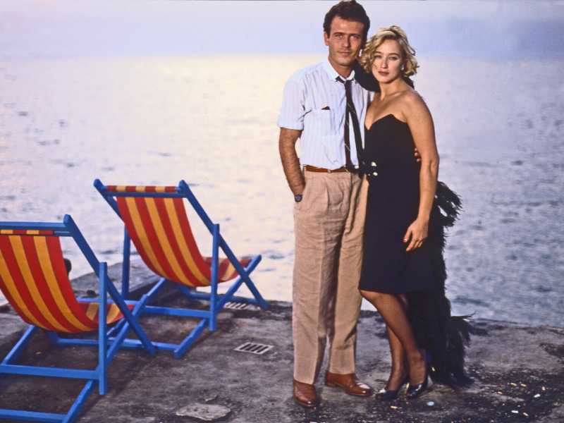 &nbsp;Gli attori Eleonora Giorgi e Angelo Cannavacciuolo sul set del film Sapore di mare 2 (Getty)<br />