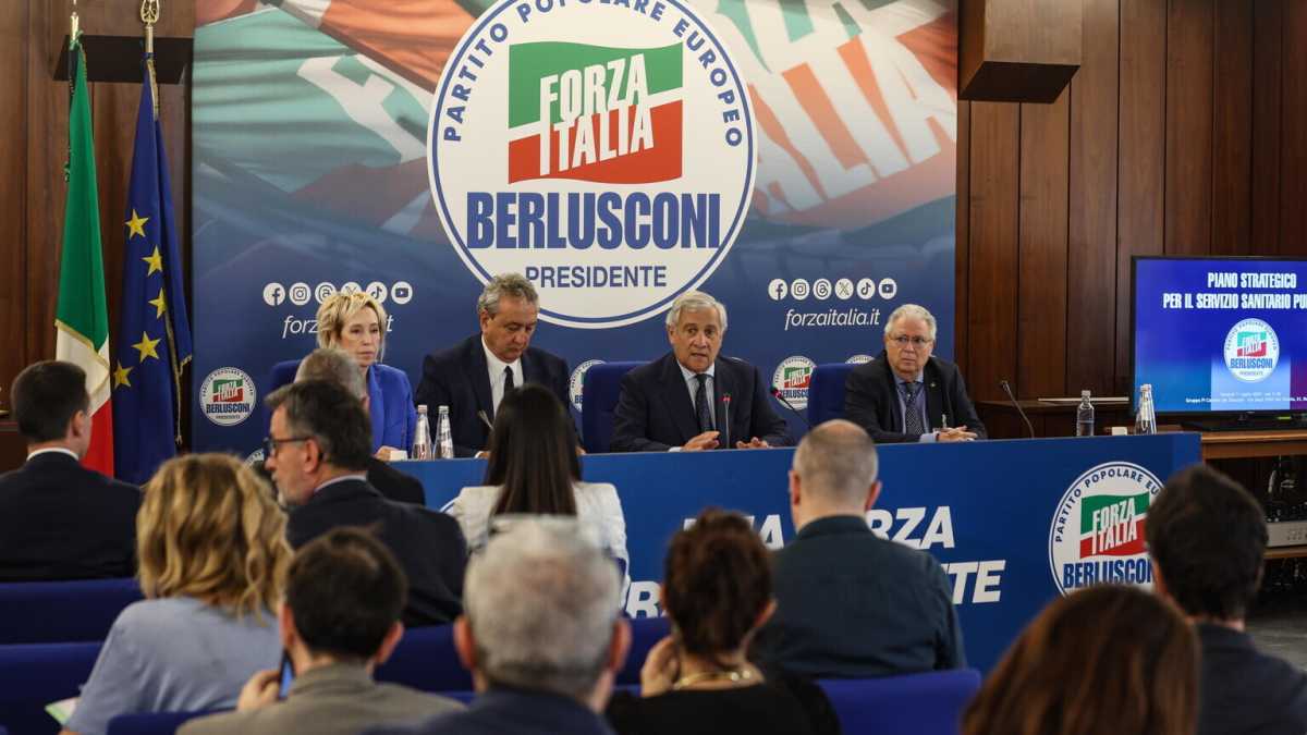 Immagine di Tajani tra Pier Silvio Berlusconi e sanità: “Il futuro di FI? Guardare avanti significa avere progetti”