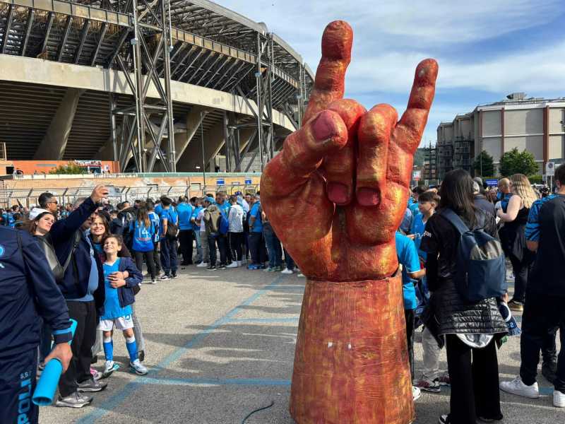 Festeggiamenti per lo scudetto 2025 fuori dallo Stadio Maradona (foto Ansa)&nbsp;<br />