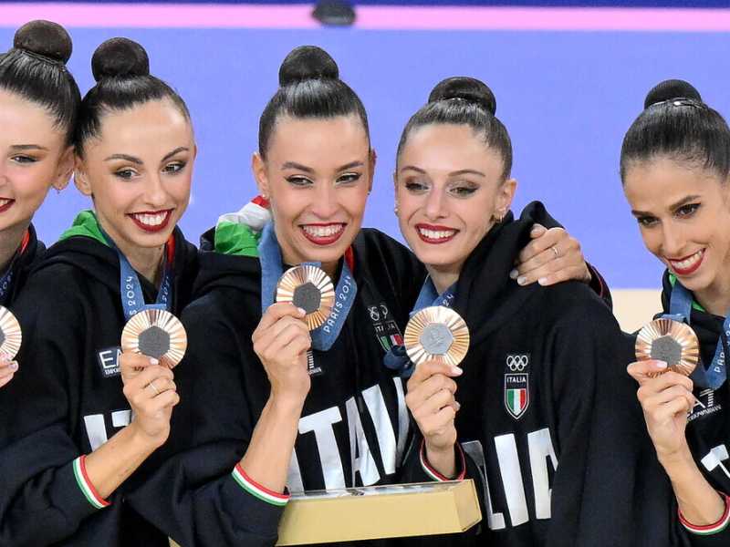 Laura Paris (a destra) con Martina Centofanti, Agnese Duranti, Alessia Maurelli e Daniela Mogurean con il bronzo olimpico (foto Ansa) <br />