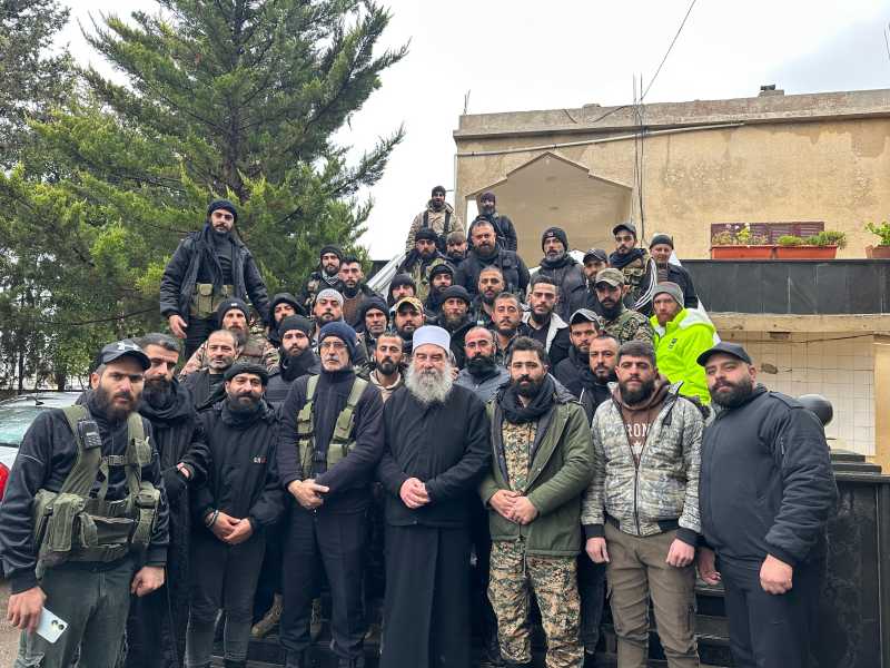 Hikmat al Hijri con i suoi uomini a Qanawat, vicino Suwayda, lo scorso dicembre (foto: Luca Gambardella)