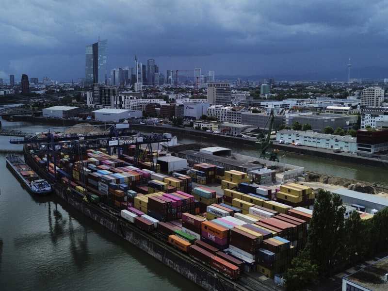 Container impilati in un terminal merci a Francoforte, Germania, lunedì 14 luglio 2025 (AP Photo/Michael Probst) <br />