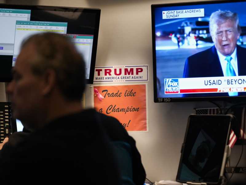 Un adesivo a sostegno del presidente Trump esposto sul muro nella Borsa di New York (AP Photo/Seth Wenig)&nbsp;<br />