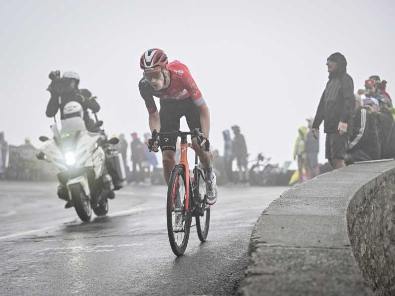Thymen Arensman da solo al comando della 14esima tappa del Tour de France 2025 (foto A.S.O./Billy Ceusters) <br />
