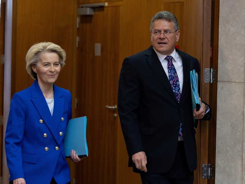 La presidente della Commissione Ue Ursula von der Leyen con il commissario per il Commercio Maros Sefcovic (foto LaPresse) <br />
