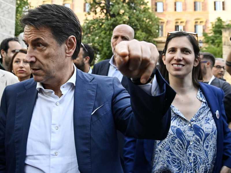 Schlein acrobata per l’unità alla regionali. Ma i 5 stelle la attaccano su Milano