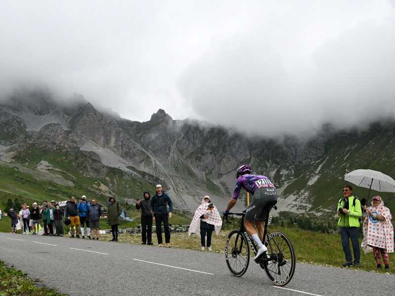 Ben O'Connor da solo in testa alla 18esima tappa del Tour de France 2025 (foto Getty Images)