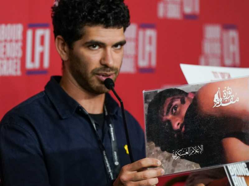 Ilay David parla, durante un evento a Liverpool, di suo fratello Evyatar, preso in ostaggio da Hamas (Foto di Ian Forsyth/Getty Images)&nbsp;<br />