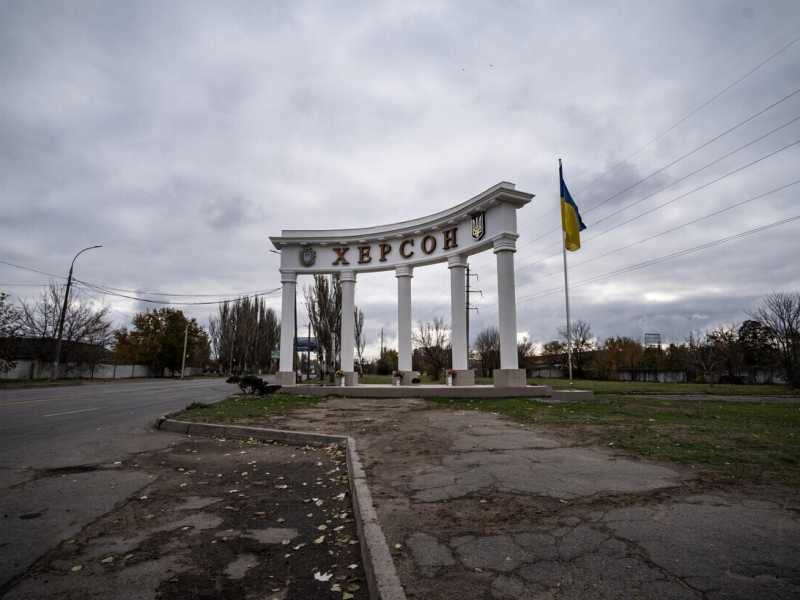 Mosca vuole la città. I droni, l’attacco al ponte e le bombe per allontanare i soldati di Kyiv