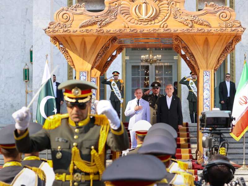 Il presidente iraniano Masoud Pezeshkian d&agrave; il benvenuto al primo ministro pachistano Shehbaz Sharif al Palazzo Saadabad il 26 maggio scorso a Teheran, in Iran (Getty)