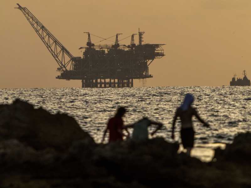 Una piattaforma petrolifera nel giacimento di gas Leviathan al largo di Israele (AP Photo/Ariel Schalit) <br />