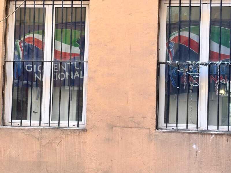Guerra dentro FdI, i ragazzi di Gioventù Nazionale occupano la sede del partito e si barricano dentro: arriva la polizia