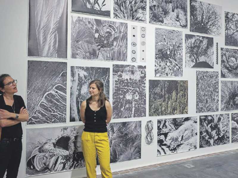 Suter con la curatrice Anna Dannemann al Deutsche B&ouml;rse Photography Foundation Prize 2018 (Getty)&nbsp;<br />