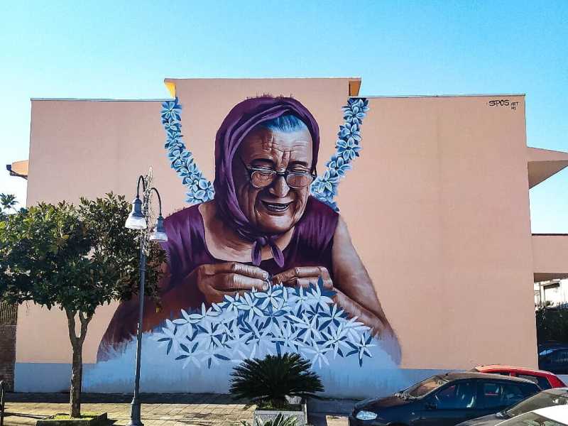 Il murales dedicato alle gelsominaie realizzato dall’artista Andrea Sposari a San Filippo del Mela (Facebook - AndreaSpos.art/) <br />
