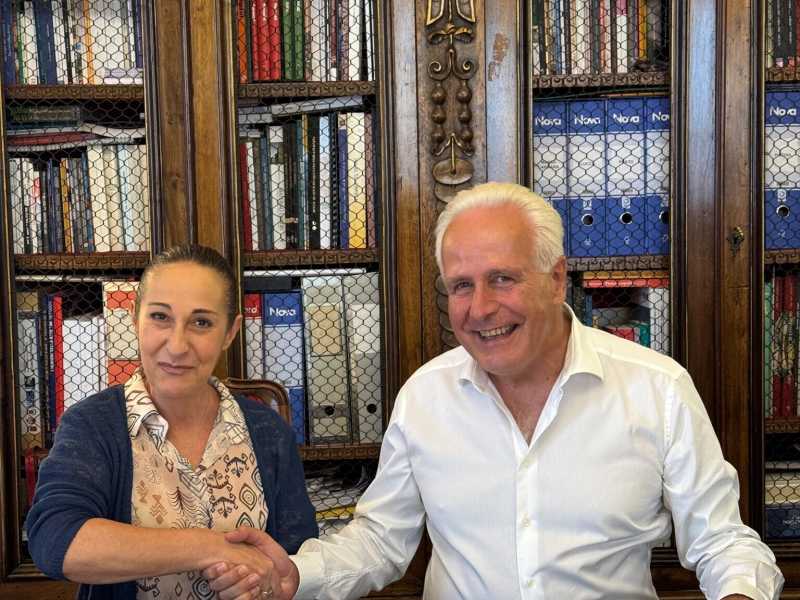Siglato l'accordo tra Pd e M5s in Toscana: "Sì al reddito di cittadinanza regionale"