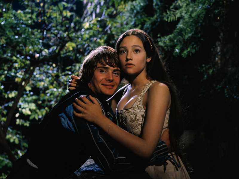 Leonard Whiting &egrave; Romeo e Olivia Hussey &egrave; Giulietta nell&rsquo;adattamento del 1968 diretto da Franco Zeffirelli (foto Getty)&nbsp;<br />