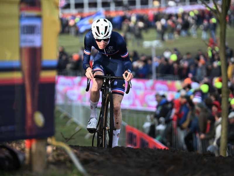 L&eacute;o Bisiaux durante i Mondiali juniores di ciclocross del 2023 a Hoogerheide (foto Getty Images)<br />