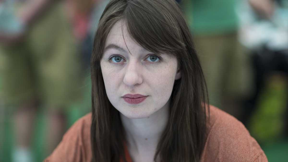 Immagine di Sally Rooney, la scrittrice con la kefiah