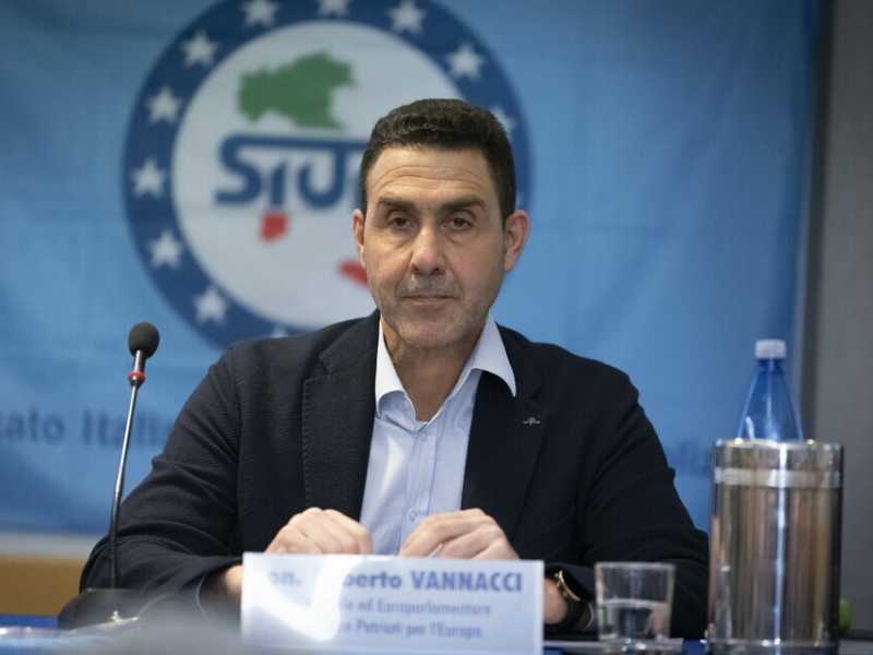 Vannacci: "Il patriarcato protegge le donne. I maschi su 'Mia moglie' e su 'Phica'? Smidollati"