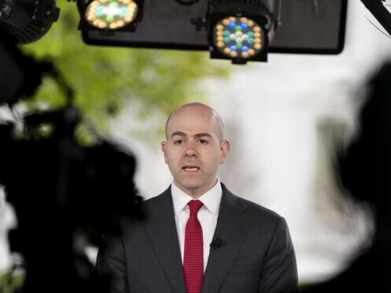 Stephen Miran, consigliere economico di Trump, durante un&rsquo;intervista alla Casa Bianca: ha evocato il rischio di un default parziale degli Stati Uniti (foto Ap)&nbsp;<br />